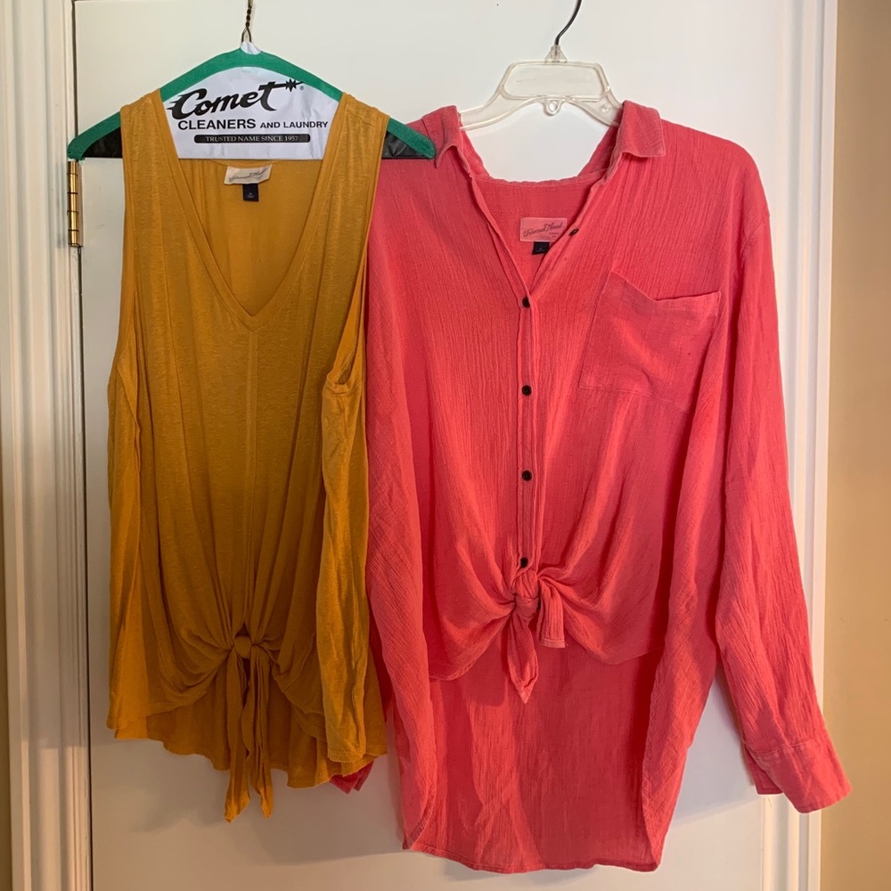 Set of 2 Universal Thread tops both size XL